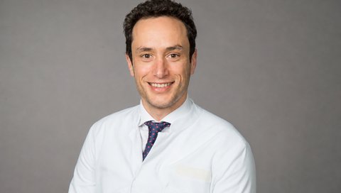Portrait von Prof. Dr. Ahmed Othman, Neuer Direktor des Instituts für Diagnostische und Interventionelle Neuroradiologie der MHH