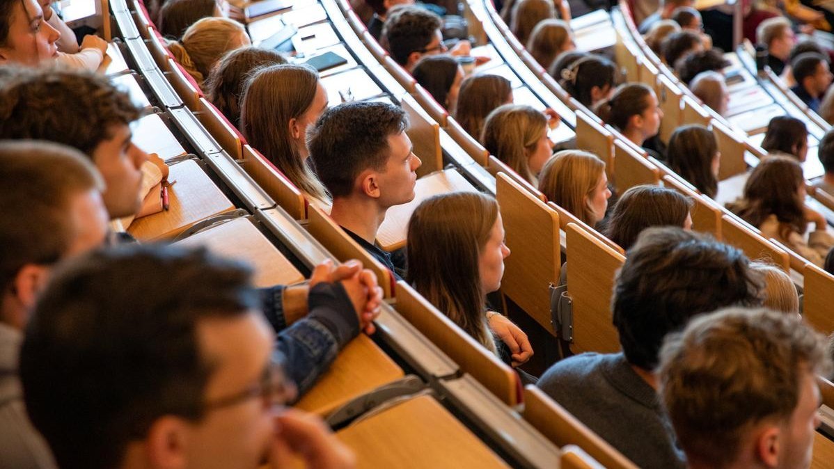 Studierende sitzen in einem MHH-Hörsaal