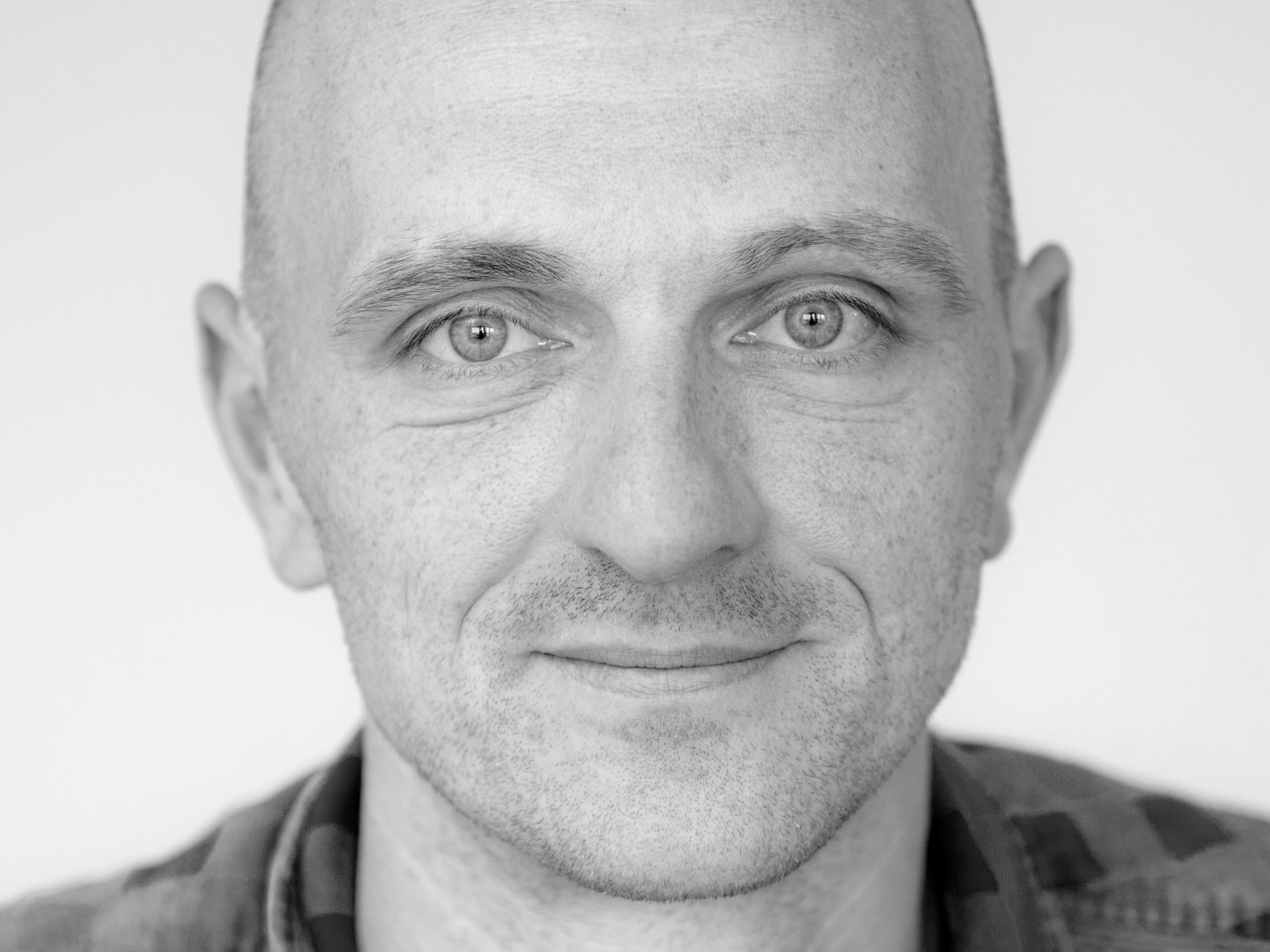 Portrait von Dr. med. Tim Ripperger in schwarz weiß.