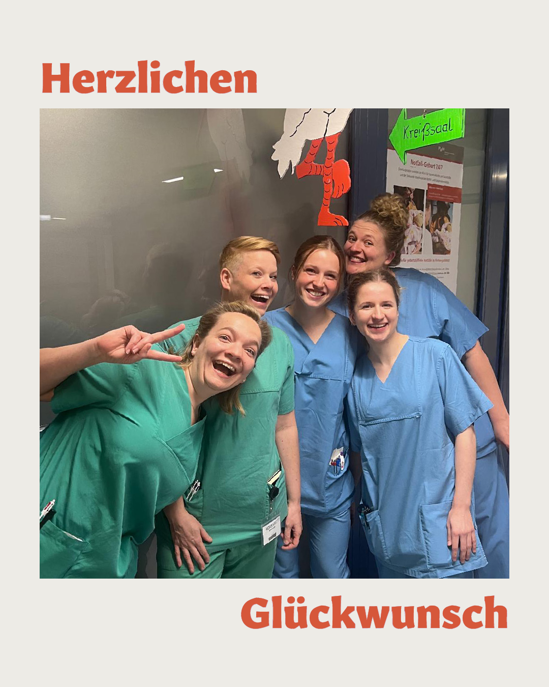 Unsere 5 Hebammenstudentinnen vor der Tür zum Kreißsaal