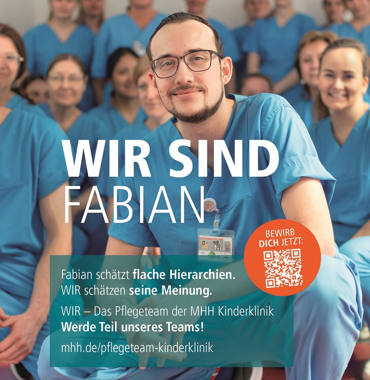 Mehrere Pflegekräfte knien am Boden eines Flurs, vorn kniet Pflegekraft Fabian und lächelt. In weißer Schrift Wir sind Fabian.