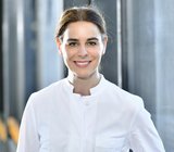Porträtbild von Anna Saborowski, die einen weißen Arztkittel trägt.
