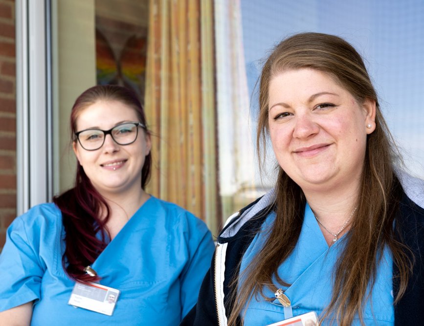 Nadine Heuser und Christiane Heise sitzen auf dem Balkon der Station 26.