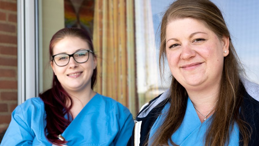 Nadine Heuser und Christiane Heise sitzen auf dem Balkon der Station 26.