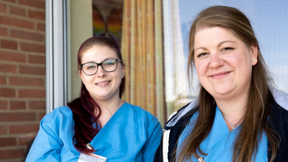 Nadine Heuser und Christiane Heise sitzen auf dem Balkon der Station 26.