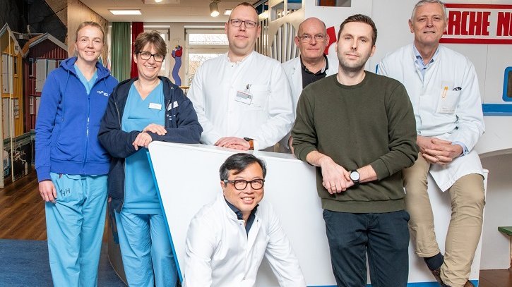  Group photo (from left): Pediatric nurse Carola Friedrich, PD Dr. Imeke Goldschmidt, PD Dr. Philipp Felgendreff, Prof. Dr. Tung Yu Tsui (front), Dr. Nicolas Richter, donor Timo and Prof. Dr. Ulrich Baumann.