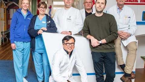  Gruppenbild (von links): Kinderkrankenpflegerin Carola Friedrich, PD Dr. Imeke Goldschmidt, PD Dr. Philipp Felgendreff, Prof. Dr. Tung Yu Tsui (vorne), Dr. Nicolas Richter, Spender Timo und Prof. Dr. Ulrich Baumann.