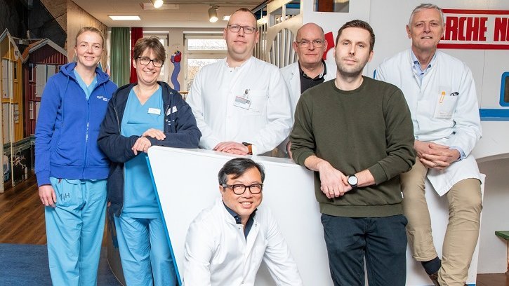  Gruppenbild (von links): Kinderkrankenpflegerin Carola Friedrich, PD Dr. Imeke Goldschmidt, PD Dr. Philipp Felgendreff, Prof. Dr. Tung Yu Tsui (vorne), Dr. Nicolas Richter, Spender Timo und Prof. Dr. Ulrich Baumann.