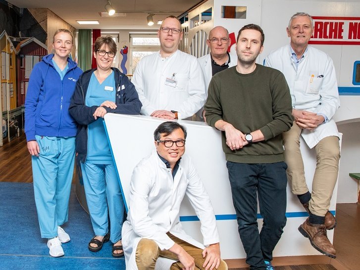  Gruppenbild (von links): Kinderkrankenpflegerin Carola Friedrich, PD Dr. Imeke Goldschmidt, PD Dr. Philipp Felgendreff, Prof. Dr. Tung Yu Tsui (vorne), Dr. Nicolas Richter, Spender Timo und Prof. Dr. Ulrich Baumann.