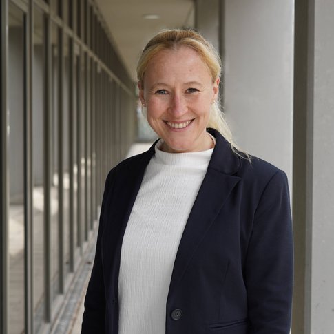 Porträtbild von Stephanie Stiel.