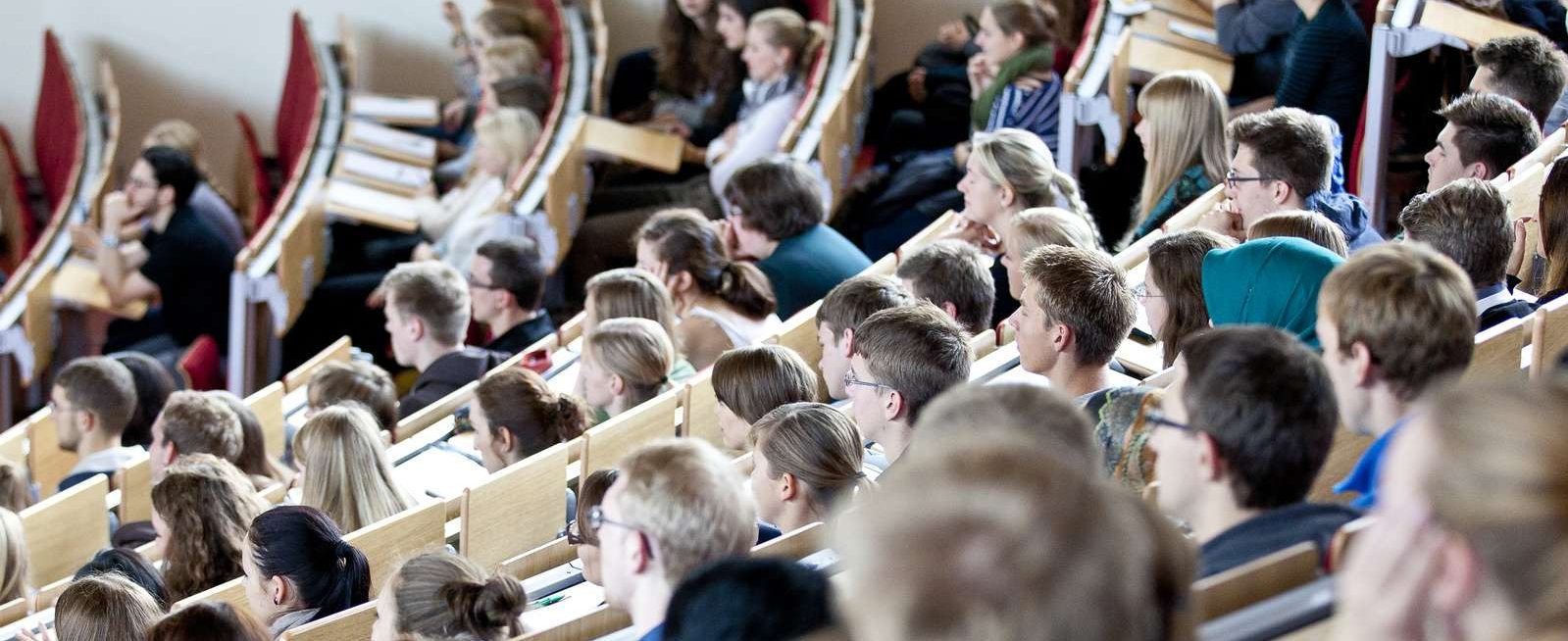 Studenten im Hörsaal von hinten