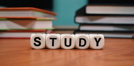 Copyright: Wokandapix/Pixabay_two piles of books on a wooden plate. The left pile consists of three overlapping books, the right one of 4 overlapping books. In front of the books are lying 5 cubes forming the word Study.