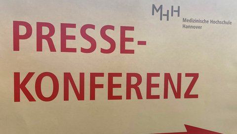 Plakat mit der Aufschrift "Pressekonferenz".