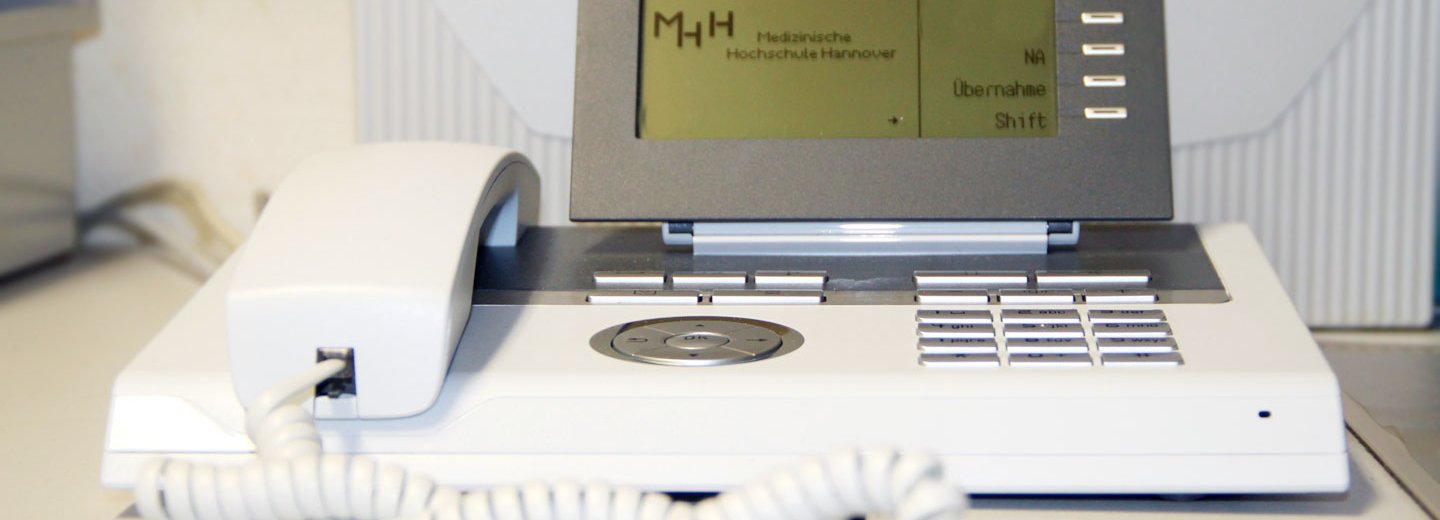Nahansicht eines Telefonapparates mit Displaanzeige MHH Medizinische Hochschule Hannover