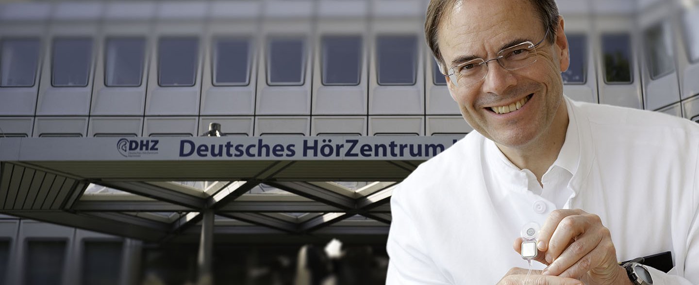 Klinikdirektor Prof. Lenarz vor dem Eingang des DHZ, Fotomontage