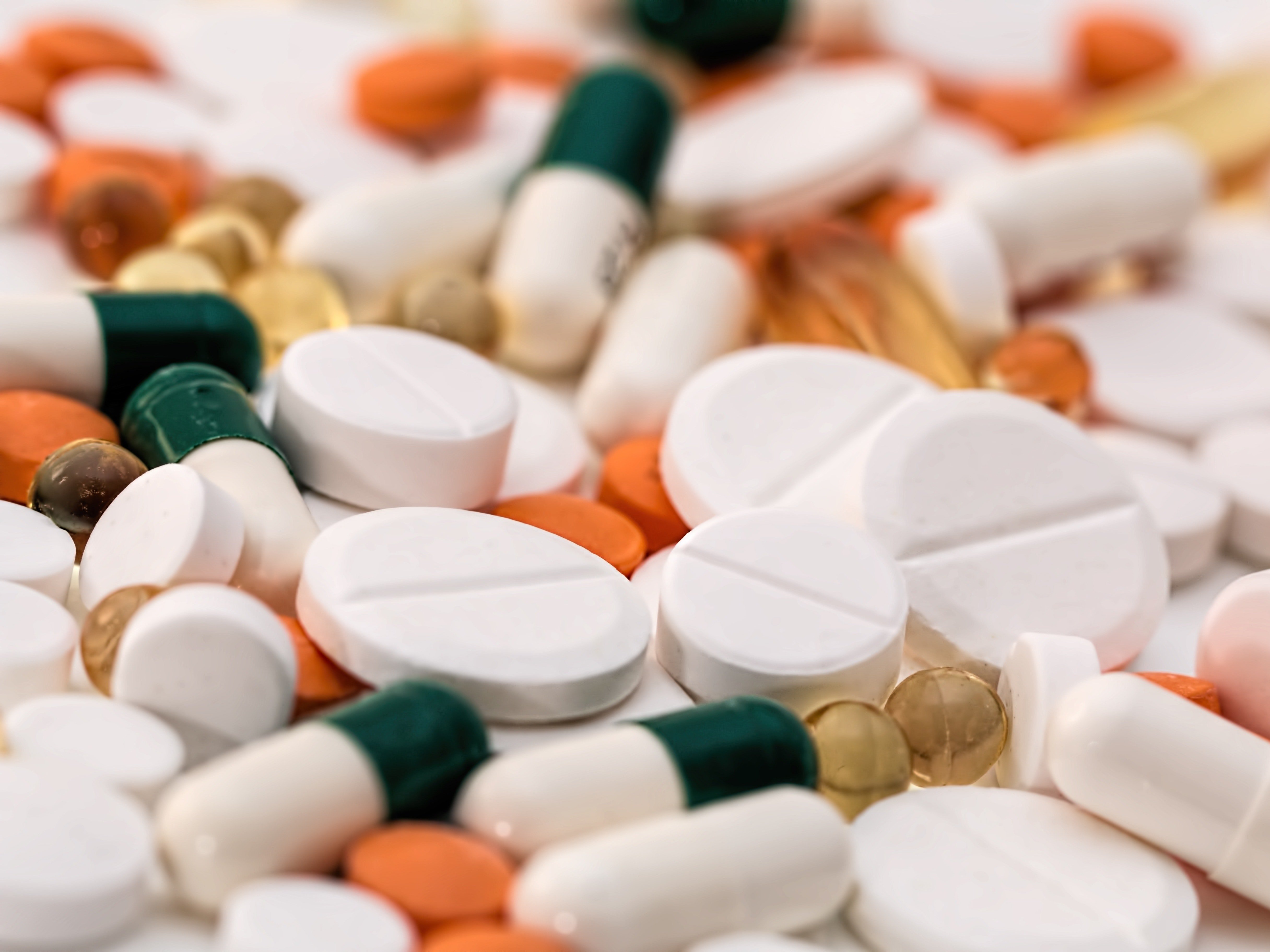 Das Foto zeigt Medikamente in Kapsel- und Tablettenform.
