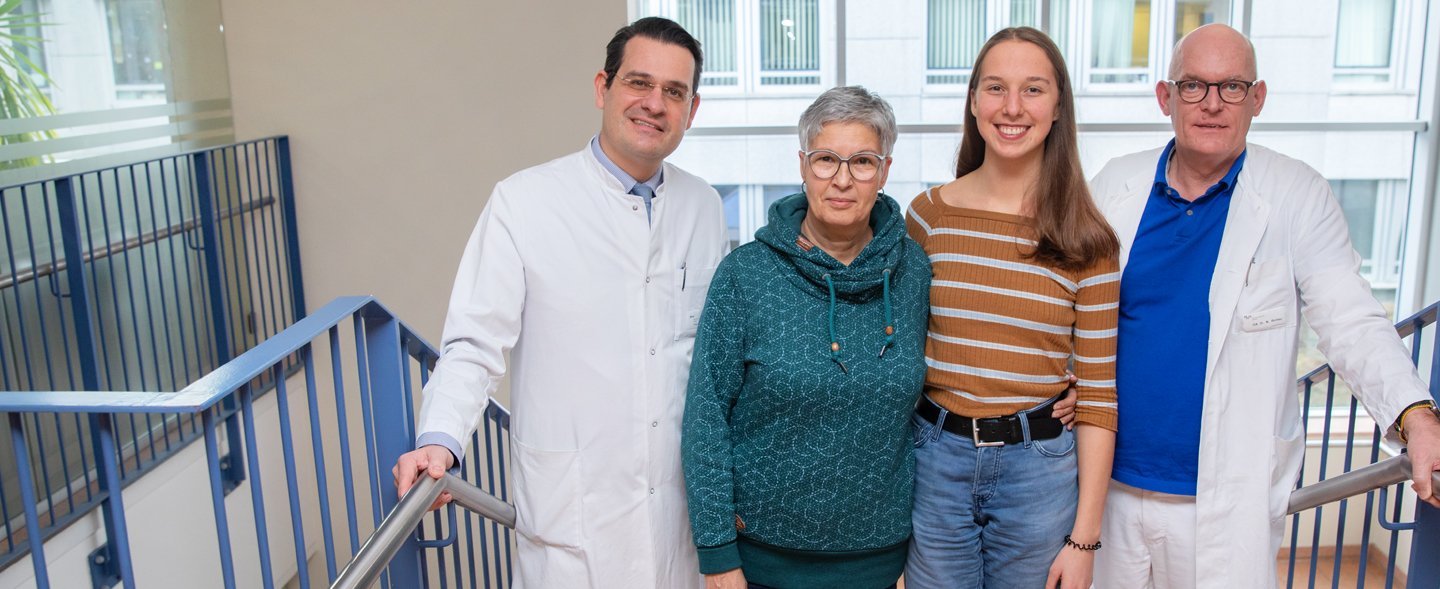 Es zeigt (von links) Professor Dr. Moritz Schmelzle mit Großmutter Eva (65), die ihrer Enkeltochter Johanna (21) eine Niere gespendet hat, und den Operateur Dr. Nicolas Richter.