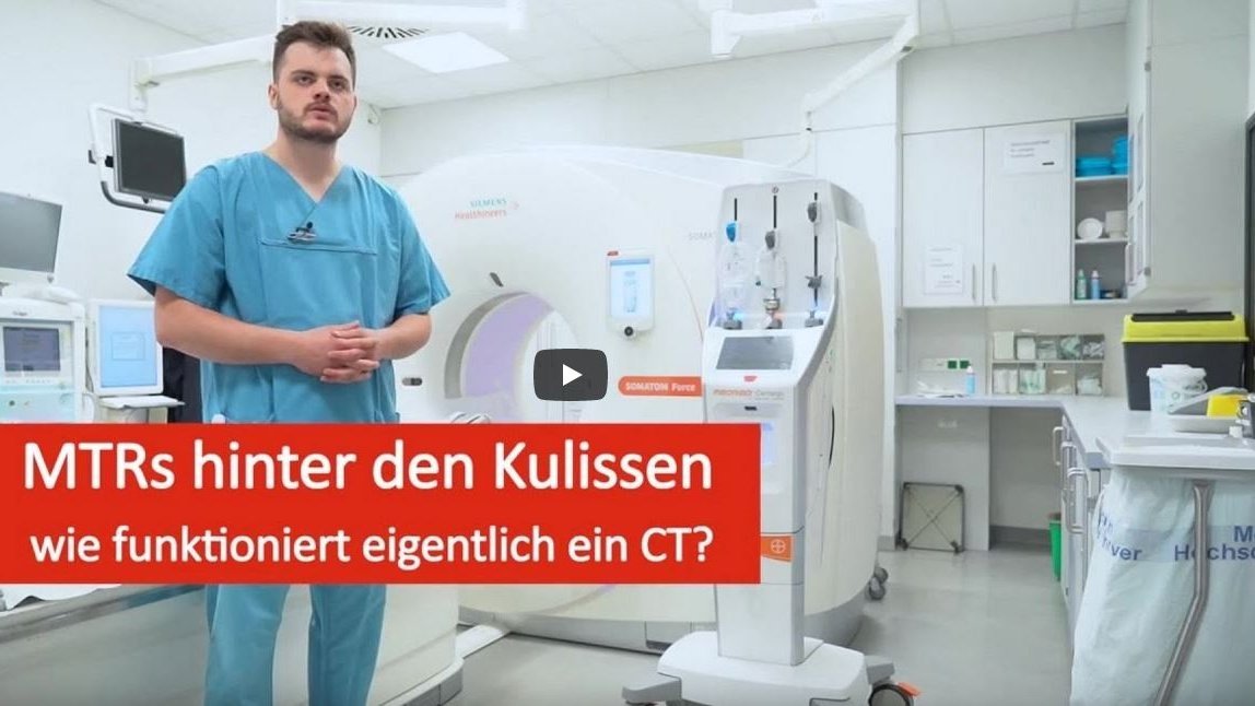 MTR Oliver steht vor einem CT-Gerät