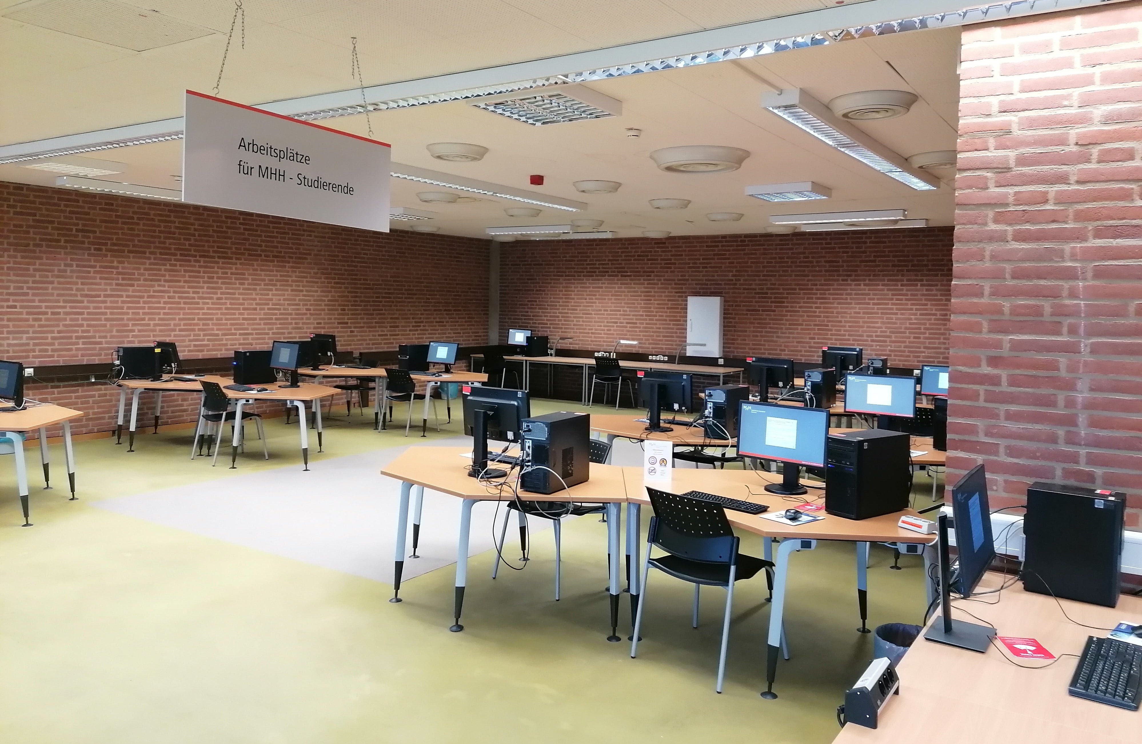 PC-Pool: Computerarbeitsplätze in der Bibliothek der MHH