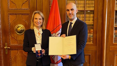 Es zeigt Prof. Dr. Anette Debertin und Hannovers Oberbürgermeister Belit Onay in der Ratsstube des Neuen Rathauses. 