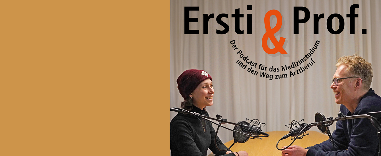 Prof. Schneider sitzt einer Medizinstudierenden gegenüber an einem Holztisch, jeder hat ein Mikrofon vor sich, zwischen ihnen steht der Schriftzug Ersti & Prof. Der Podcast für das Medizinstudium und den Weg zum Arztberuf