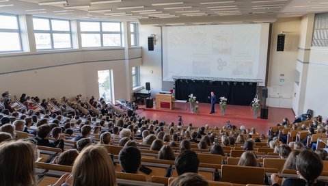 Blick in einen Hörsaal der MHH, in dem die Erstsemester der Human- und Zahnmedizin sitzen und begrüßt werden. 