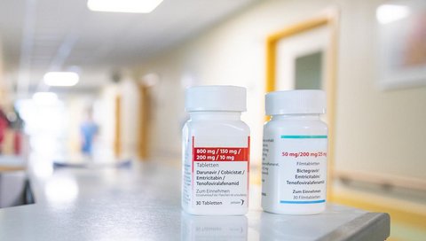 Zwei Medikamentenbehälter stehen auf einem Tisch in einem Stationsgang der MHH.