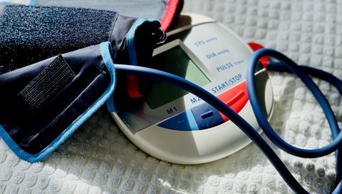 Ein Blutdruckmessgerät mit Manschette und Manometer.