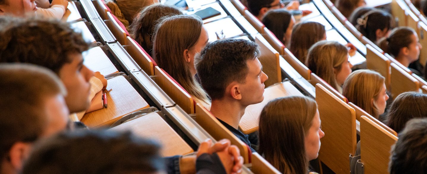 Studierende sitzen in einem MHH-Hörsaal