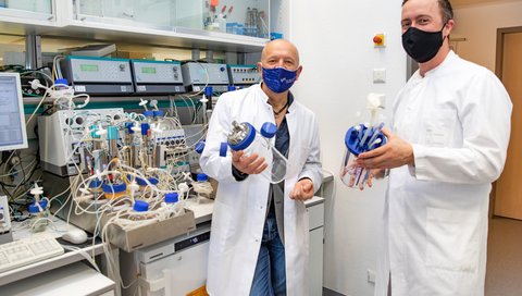 Dr. Robert Zweigerdt and Professor Dr. Nico Lachmann and (from left) with a bioreactor in the laboratory. Copyright: Karin Kaiser / MHH