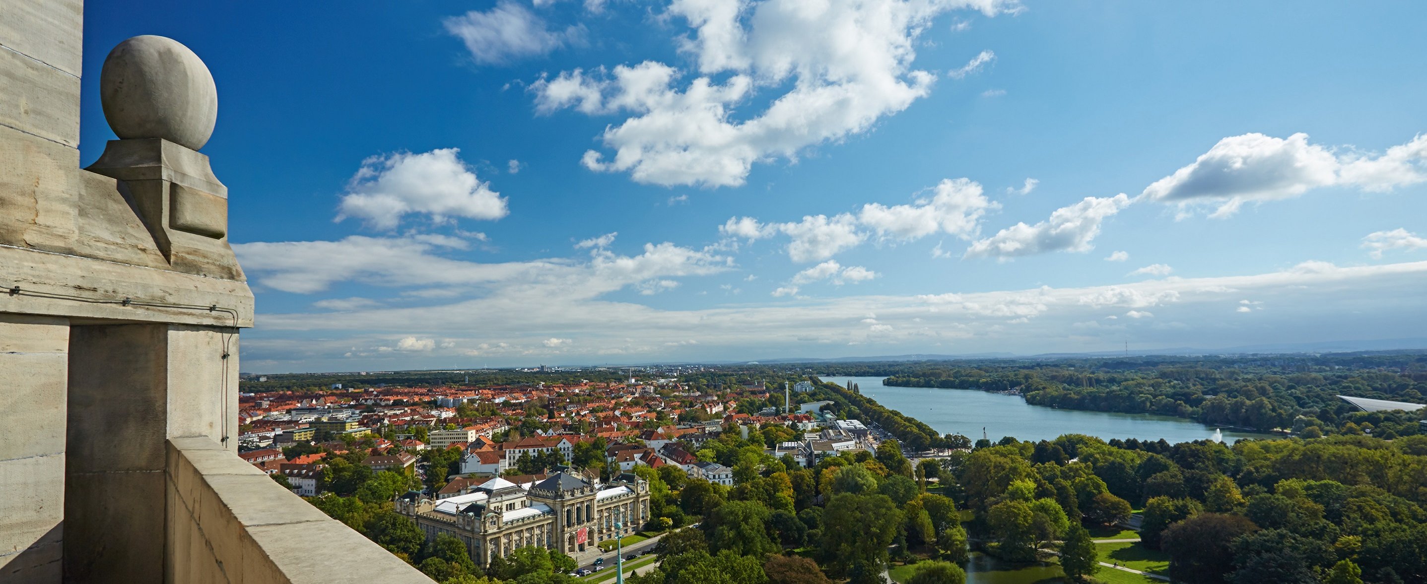 Blick von Hannovers Rathaus oben auf die Südstadt und den Maschsee. 