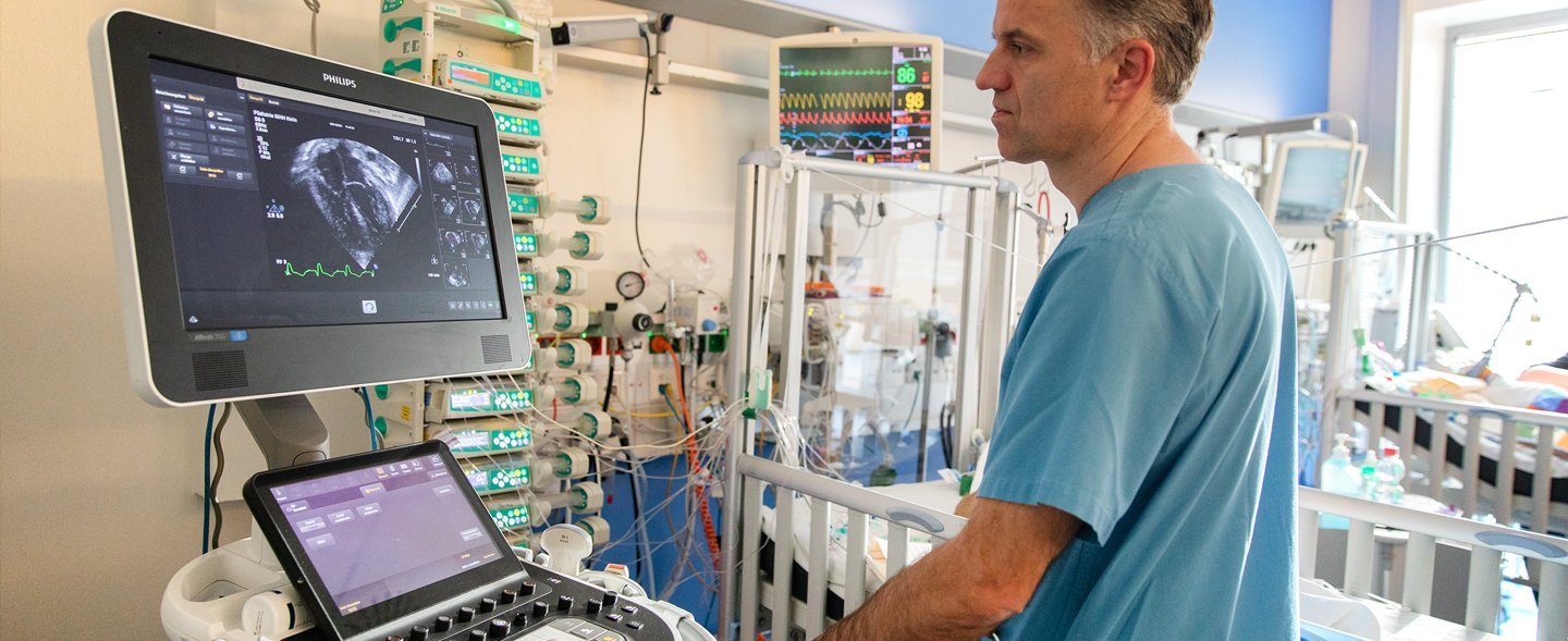 Ein Arzt steht vor einem Ultraschallgerät in der MHH-Kinderklinik.
