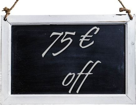 Eine schwarze Tafel mit einem weißen Rahmen ist mit zwei Seilen an der Seite aufgehängt. Auf der Tafel steht in weiß 75 Euro off.