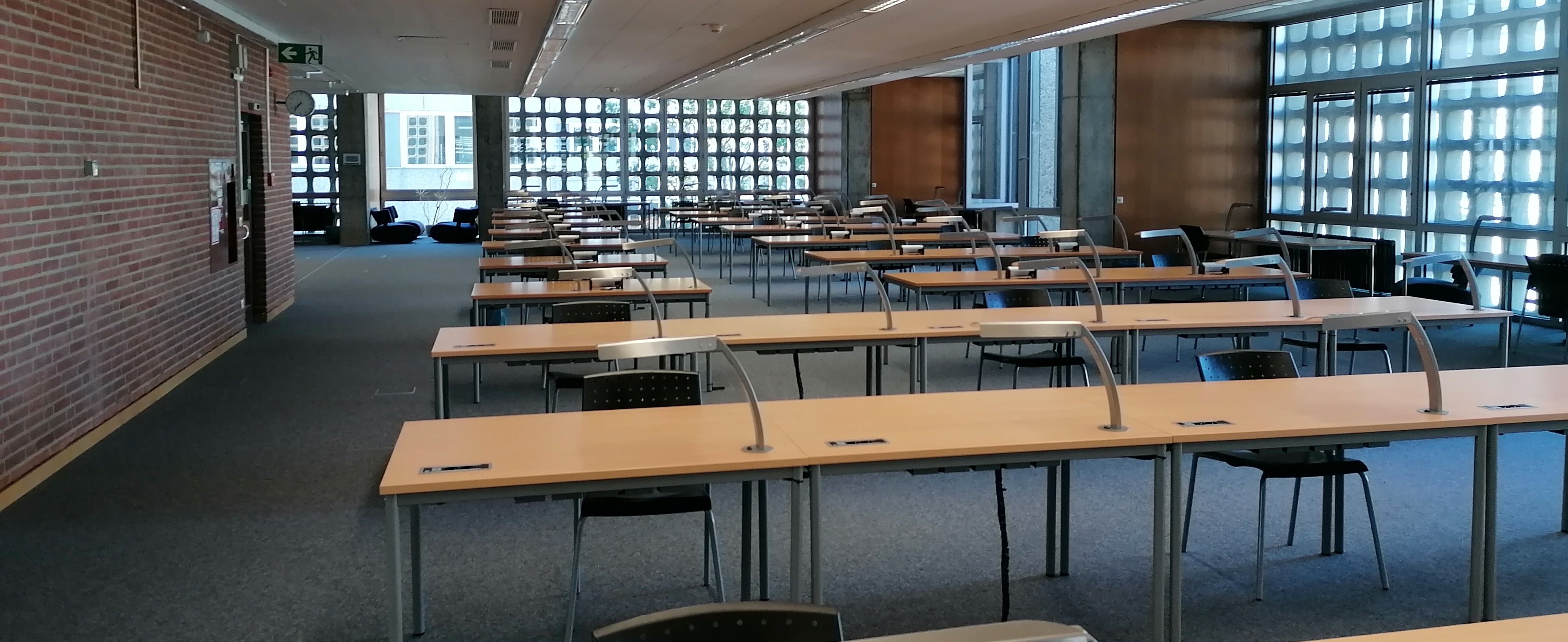 Tische ausgestattet mit Steckdosen, Leselampen und WLAN, Arbeitsplätze zum konzentrierten Lernen im oberen Lesesaal der Bibliothek