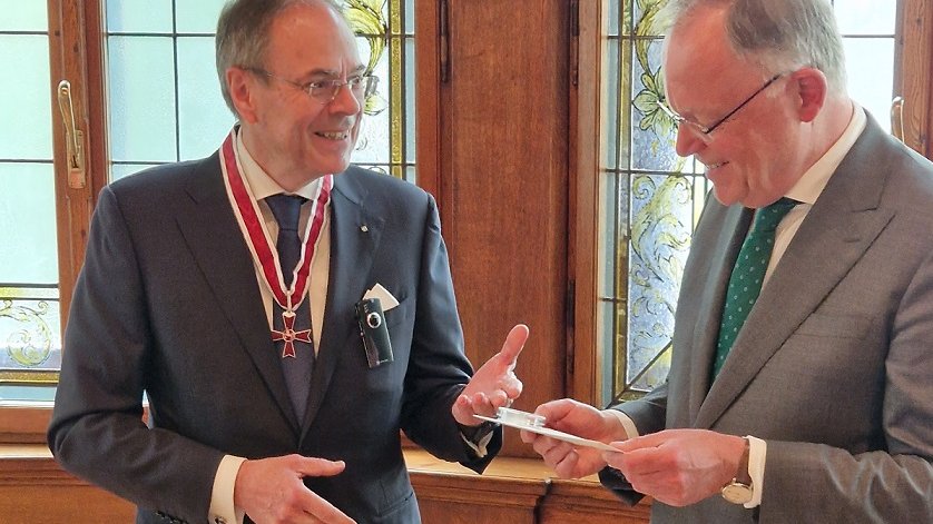 Prof. Lenarz (li) steht neben Ministerpräsident Stephan Weil.