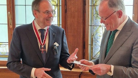 Prof. Lenarz (li) steht neben Ministerpräsident Stephan Weil.