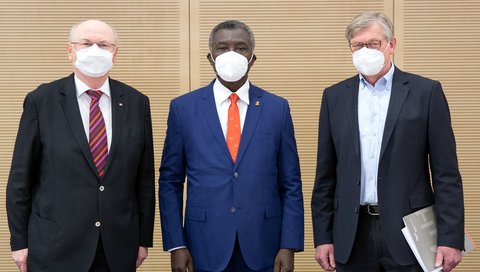 MHH-Präsident Professor Manns und Professor Haverich begrüßen die ghanaische Delegation um Professor Frimpong-Boateng im Senatssaal.