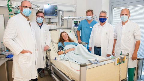 Dr. Saad Rustum, Dr. Patrick Zardo, Patientin Annie, Dr. Thomas Jack, Dr. Alexander Horke und Dr. Murat Avsar (von links nach rechts). 
