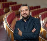 Portraitfoto von Serkan Tekin. Copyright: Abteilung Veranstaltungsmanagement / MHH Portraitfoto von Serkan Tekin. Copyright: Abteilung Veranstaltungsmanagement / MHH