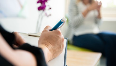 Das Bild zeigt eine junge Frau in einer psychoonkologischen Beratung