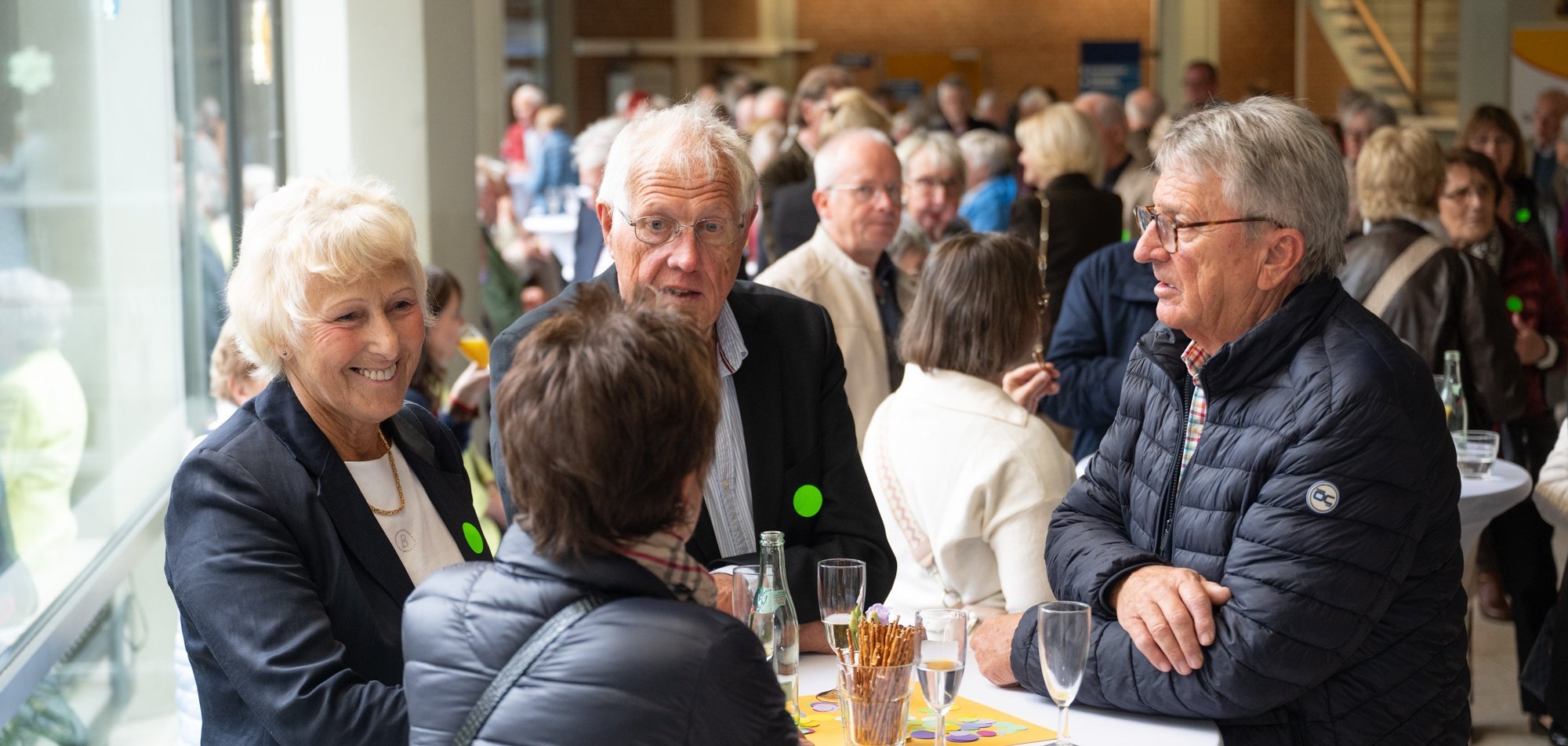 © Nico Herzog, Hannover Die Gäste trinken vor dem Konzert an Stehtischen Sekt und O-Saft.