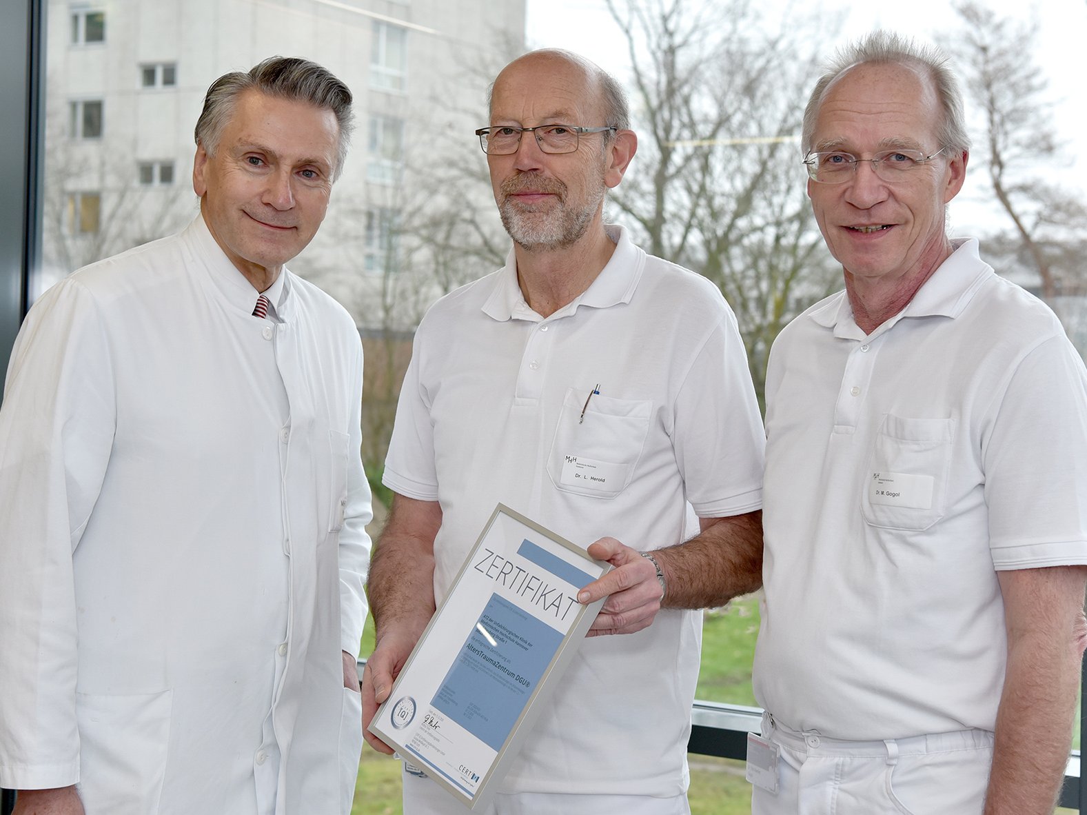 Klinikdirektor Professor Krettek, Doktor Herold und Doktor Gogol mit dem Zertifikat der DGU