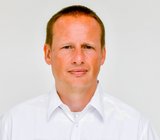 Copyright: Tom Figiel Porträtbild von Markus Flentje, der ein weißes Hemd mit Kragen trägt.