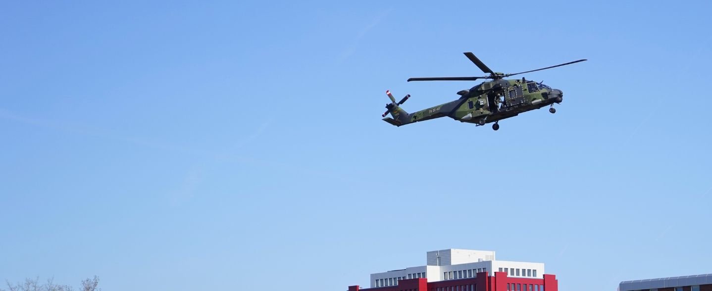 Hubschrauber am Himmel. 