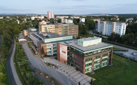 Krankenhaus aus der Luft fotografiert