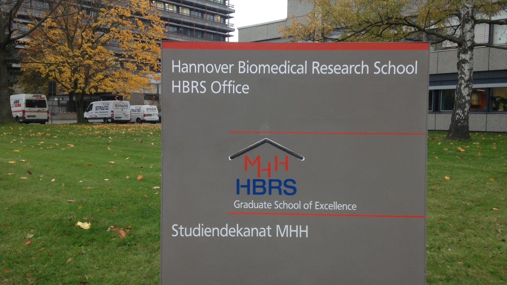 [Translate to Englisch:] picture of HBRS sign post in front of building J4