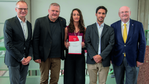 Professor Dr. Heiner Wedemeyer, Professor Dr. Michael Ott, Dr. Alice Rovai, Dr. Dr. Simon Krooss und MHH-Präsident Professor Dr. Michael Manns stehen nebeneinander. Frau Dr. Rovai hält eine Urkunde in den Händen