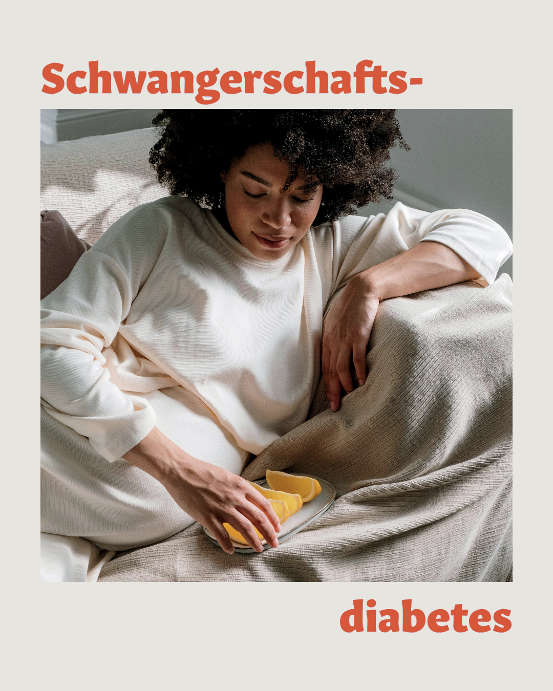 Schwangere Frau isst Orangenspalten