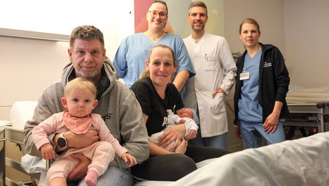 Gruppenbild mit Vater Bastian mit Schwester Miriam Sophie, Mutter Kerstin mit Fabian Bastian, Hebamme Luna Klein, Oberarzt Dr. Jens Hachenberg und Hebamme Nina Meier.