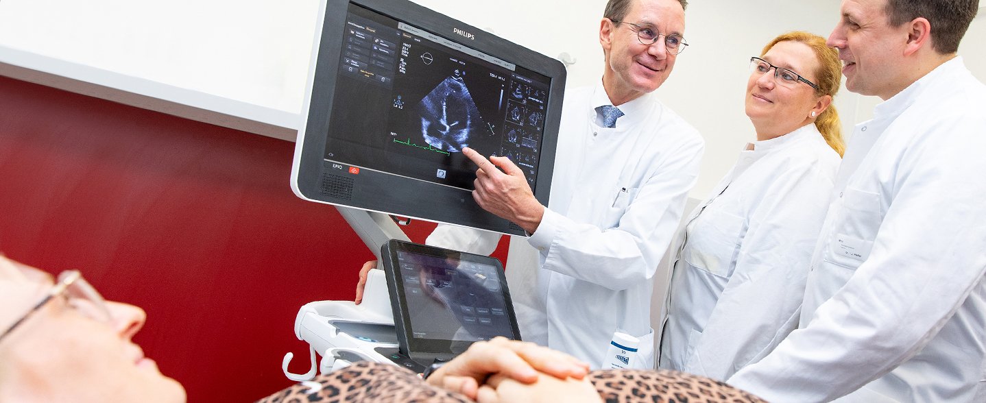 Professor Dr. Johann Bauersachs (links), Privatdozentin Dr. Melanie Ricke-Hoch (Mitte) und Privatdozent Dr. Tobias Pfeffer betrachten das Herz-Ultraschallbild einer schwangeren Frau.